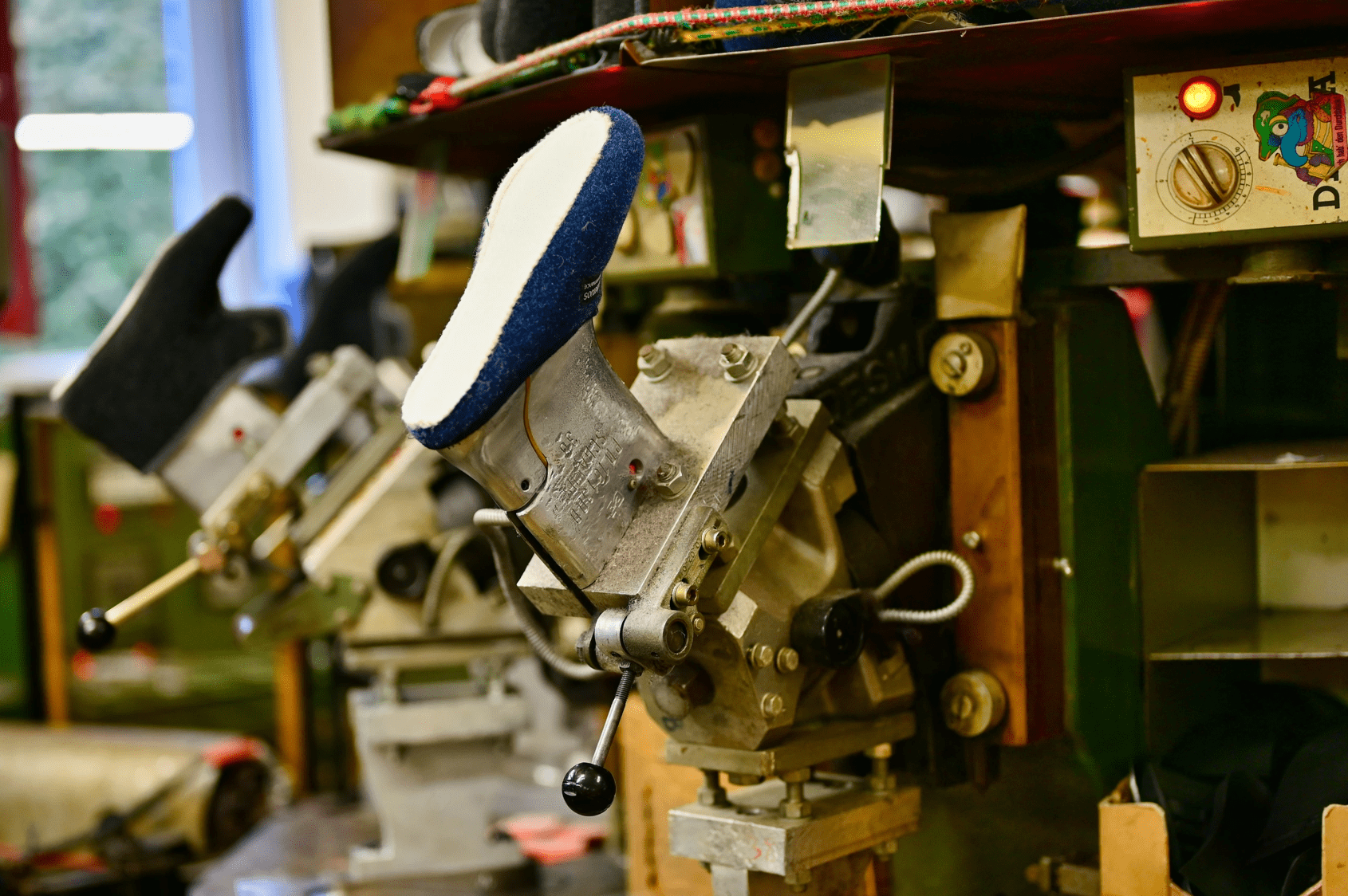 Die Laufsohle besteht aus rutschhemmenden Sohlenmaterial, das im Spritzgussverfahren an den Schuh angebracht wird.